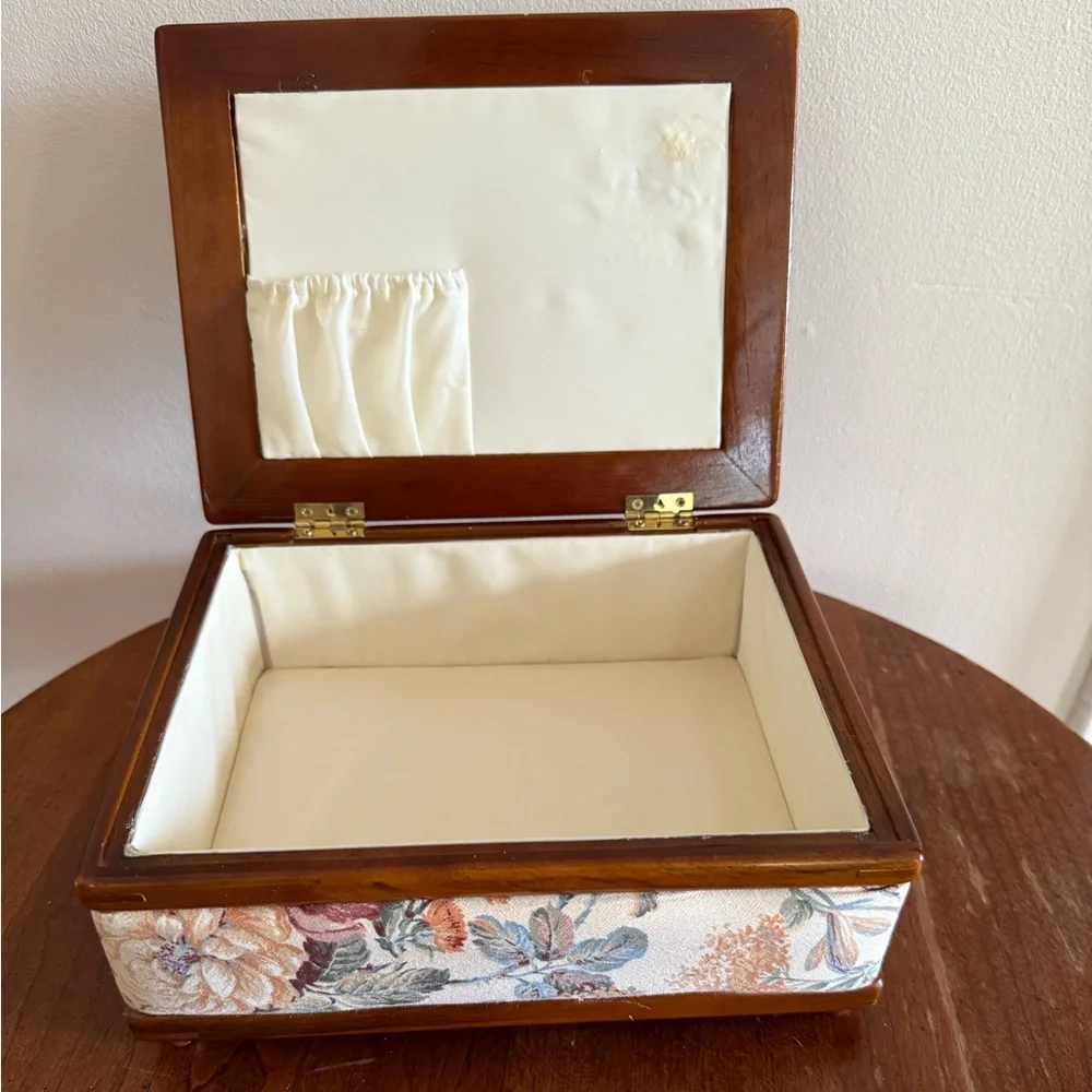 Vintage Wood Jewelry Box With Floral Fabric Cottagecore - Picture 4 of 10
